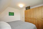 2. Schlafzimmer mit Kleiderschrank und TV - Reethaus 02a - Top-Hundeurlaub