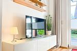 Wohnzimmer mit Sitzecke und TV - Wohnung 03-1 - Top-Hundeurlaub