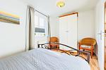 Schlafzimmer mit Doppelbett und Kleiderschrank - Wohnung 03-1 - Top-Hundeurlaub