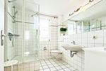 Badezimmer mit Dusche und WC - Wohnung 03-1 - Top-Hundeurlaub