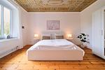 Schlafzimmer zur Hofseite mit Doppelbett (180x200cm) - Ferienwohnung Villa Wagersrott - Top-Hundeurlaub