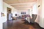 Großzügiges Wohnzimmer mit Ecksofa und Kamin - Ferienwohnung Villa Wagersrott - Top-Hundeurlaub