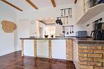 Vollausgestattete, großzügige Küche mit Blick zum Essbereich - Ferienwohnung Villa Wagersrott - Top-Hundeurlaub