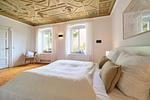 Schlafzimmer zur Hofseite mit imposanter Decke - Ferienwohnung Villa Wagersrott - Top-Hundeurlaub