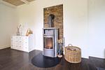 Kaminofen und Kommode mit Spielen im Wohnzimmer - Ferienwohnung Villa Wagersrott - Top-Hundeurlaub