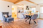 Helle Wohnküche - Ferienwohnung Teve im Reethus Mühlenlund - Top-Hundeurlaub