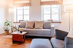 Gemütliches Sofa mit Blick in den Garten - Ferienwohnung Teve im Reethus Mühlenlund - Top-Hundeurlaub