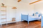 Garderobenschrank im Schlafzimmer - Ferienwohnung Teve im Reethus Mühlenlund - Top-Hundeurlaub