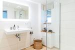 Badezimmer mit Dusche und WC - Ferienwohnung Teve im Reethus Mühlenlund - Top-Hundeurlaub