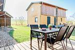 Terrasse mit Blick auf die Scheune und in den Garten - Ferienwohnung Teve im Reethus Mühlenlund - Top-Hundeurlaub