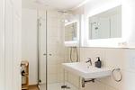 Badezimmer mit Dusche und WC - Ferienwohnung Hanna im Reethus Mühlenlund - Top-Hundeurlaub