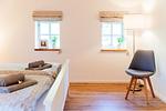 Schlafzimmer mit Doppelbett (180x200cm) - Ferienwohnung Hanna im Reethus Mühlenlund - Top-Hundeurlaub