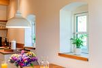 Essbereich mit Blick in den Garten - Ferienwohnung Hanna im Reethus Mühlenlund - Top-Hundeurlaub