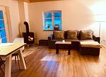 Gemütliches Wohnzimmer mit Kaminofen - Ferienwohnung Hanna im Reethus Mühlenlund - Top-Hundeurlaub