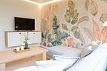 Wohnbereich mit Smart-TV im Wintergarten - Ferienhaus Landliv Huus - Top-Hundeurlaub