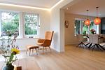 Wintergarten mit Lese-Sessel und Blick zum Essbereich - Ferienhaus Landliv Huus - Top-Hundeurlaub