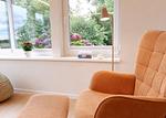 Gemütlicher Ohrensessel am Fenster - Ferienhaus Landliv Huus - Top-Hundeurlaub