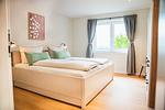 Schlafzimmer zur Feldseite mit ausziehbarem Doppel-/Familienbett - Ferienhaus Landliv Huus - Top-Hundeurlaub