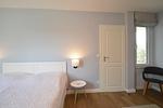 Hier sehen Sie das geräumige Schlafzimmer der Ferienwohnung mit einem Doppelbett. - Haus Habel Wohnung 18 - Top-Hundeurlaub
