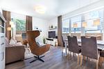 Wohn-/Essbereich mit Sitzgelegenheiten, TV und Zugang zur Dachterrasse - Aparthotel Ostseeallee 1-03 - Top-Hundeurlaub