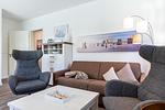 Wohn-/Essbereich mit Doppelschlafcouch und Sessel - Aparthotel Ostseeallee 1-03 - Top-Hundeurlaub