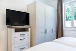 Schlafzimmer "1" mit Kleiderschrank und TV - Aparthotel Ostseeallee 1-03 - Top-Hundeurlaub