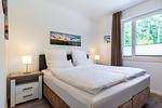 Schlafzimmer "2" mit Boxspringbett (1,80x2,00m) - Aparthotel Ostseeallee 1-03 - Top-Hundeurlaub