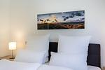 Schlafzimmer "2" mit Boxspringbett - Aparthotel Ostseeallee 1-03 - Top-Hundeurlaub