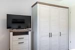 Schlafzimmer "2" mit Kleiderschrank und TV - Aparthotel Ostseeallee 1-03 - Top-Hundeurlaub
