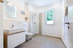 Badezimmer "1" mit Dusche, Waschtisch und Spiegel - Aparthotel Ostseeallee 1-03 - Top-Hundeurlaub