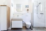 Badezimmer "1" mit Dusche, Waschtisch und WC - Aparthotel Ostseeallee 1-03 - Top-Hundeurlaub