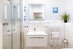 Badezimmer "2" mit Dusche und Waschtisch - Aparthotel Ostseeallee 1-03 - Top-Hundeurlaub