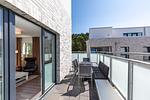 Dachterrasse mit Sitzgelegenheit und Zugang zum Wohn-/Essbereich - Aparthotel Ostseeallee 1-03 - Top-Hundeurlaub