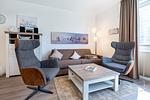 Wohn-/Essbereich mit Doppelschlafcouch und Sessel - Aparthotel Ostseeallee 2-09 - Top-Hundeurlaub