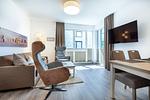 Wohn-/Essbereich mit TV und Zugang zur Terrasse - Aparthotel Ostseeallee 2-09 - Top-Hundeurlaub
