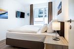 Schlafzimmer mit Boxspringbett (1,80 x 2,00 m) - Aparthotel Ostseeallee 2-09 - Top-Hundeurlaub