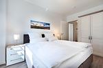 Schlafzimmer mit Boxspringbett und Kleiderschrank - Aparthotel Ostseeallee 2-09 - Top-Hundeurlaub