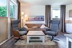 Wohn-/Essbereich mit Doppelschlafcouch und Sessel - Aparthotel Ostseeallee 2-11 - Top-Hundeurlaub