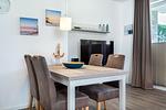 Wohn-/Essbereich mit Esstisch und Sitzgelegenheiten - Aparthotel Ostseeallee 2-11 - Top-Hundeurlaub