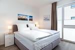 Schlafzimmer mit Boxspringbett (1,80 x 2,00 m) - Aparthotel Ostseeallee 2-11 - Top-Hundeurlaub
