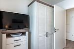 Schlafzimmer mit Kleiderschrank und TV - Aparthotel Ostseeallee 2-11 - Top-Hundeurlaub