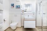 Badezimmer mit Dusche, Waschtisch, Spiegel und WC - Aparthotel Ostseeallee 2-11 - Top-Hundeurlaub