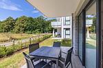Terrasse mit Tisch und Sitzgelegenheiten - Aparthotel Ostseeallee 2-11 - Top-Hundeurlaub
