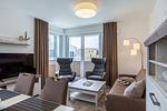 Wohn-/Essbereich mit Doppelschlafcouch, Couchtisch, Sessel, TV, Esstisch, - Aparthotel Ostseeallee 2-12 - Top-Hundeurlaub