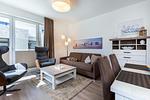 Wohn-/Essbereich mit Doppelschlafcouch, Couchtisch, Sessel, Esstisch, Sitzgelegenheiten - Aparthotel Ostseeallee 2-12 - Top-Hundeurlaub