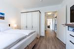 Schlafzimmer mit Zugang zum Wohnbereich - Aparthotel Ostseeallee 2-12 - Top-Hundeurlaub