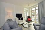 Wohn/ Essbereich mit Couch, zwei Sessel und Fernseher - Aparthotel Anna Düne 2-39 - Top-Hundeurlaub