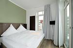 Schlafzimmer mit Doppelbett und Fernseher - Aparthotel Anna Düne 2-39 - Top-Hundeurlaub