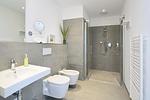 Badezimmer mit Dusche, WC und Waschtisch - Aparthotel Anna Düne 2-39 - Top-Hundeurlaub