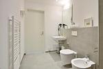 Badezimmer mit WC und Waschtisch - Aparthotel Anna Düne 2-39 - Top-Hundeurlaub